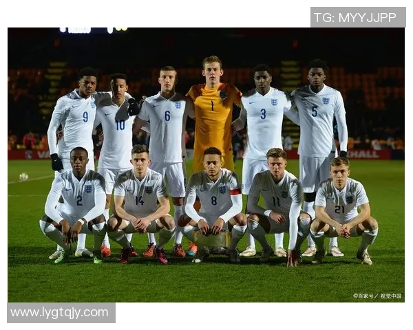 汇聚世界知名足球球星珍贵图片展现绿茵场上的激情与荣耀