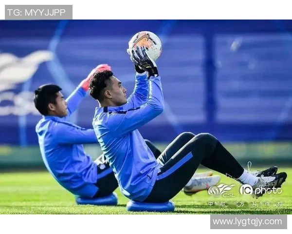 球星独自训练揭秘：如何通过个人训练提升足球技巧与竞技状态